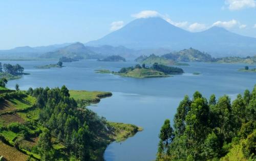 lake-bunyonyi-mountains